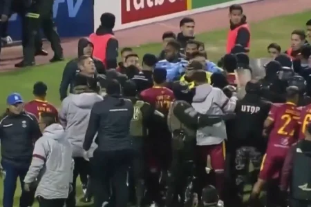 Briga generalizada: jogo na Bolívia termina com 17 expulsos e feridos