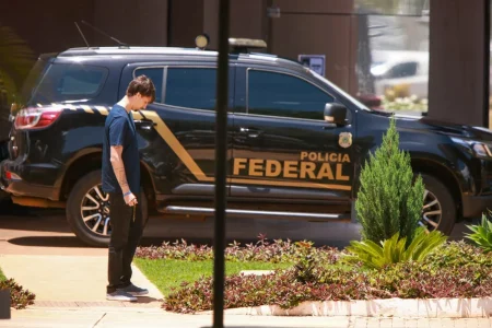 “Está muito mal”, diz Jair Renan após visitar Bolsonaro na prisão