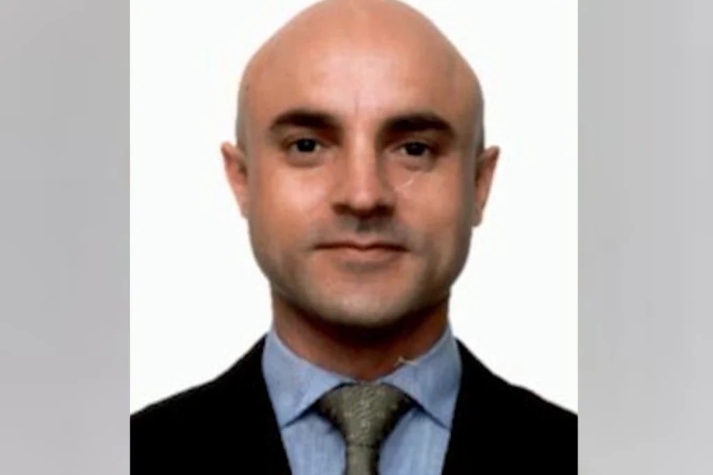 Professor de escola de elite é encontrado morto carbonizado em carro