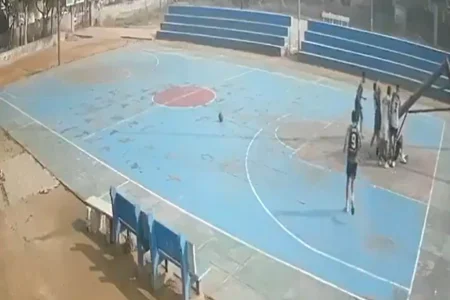 Vídeo: jogador de 16 anos morre esmagado por cesta durante treino na Índia