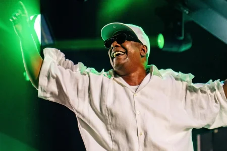 Vocalista do Psirico comemora alta e faz alerta: “Um susto daqueles”