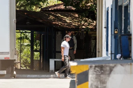 Daniel Vorcaro é solto e deixa cadeia em SP com tornozeleira eletrônica.Vejavídeo