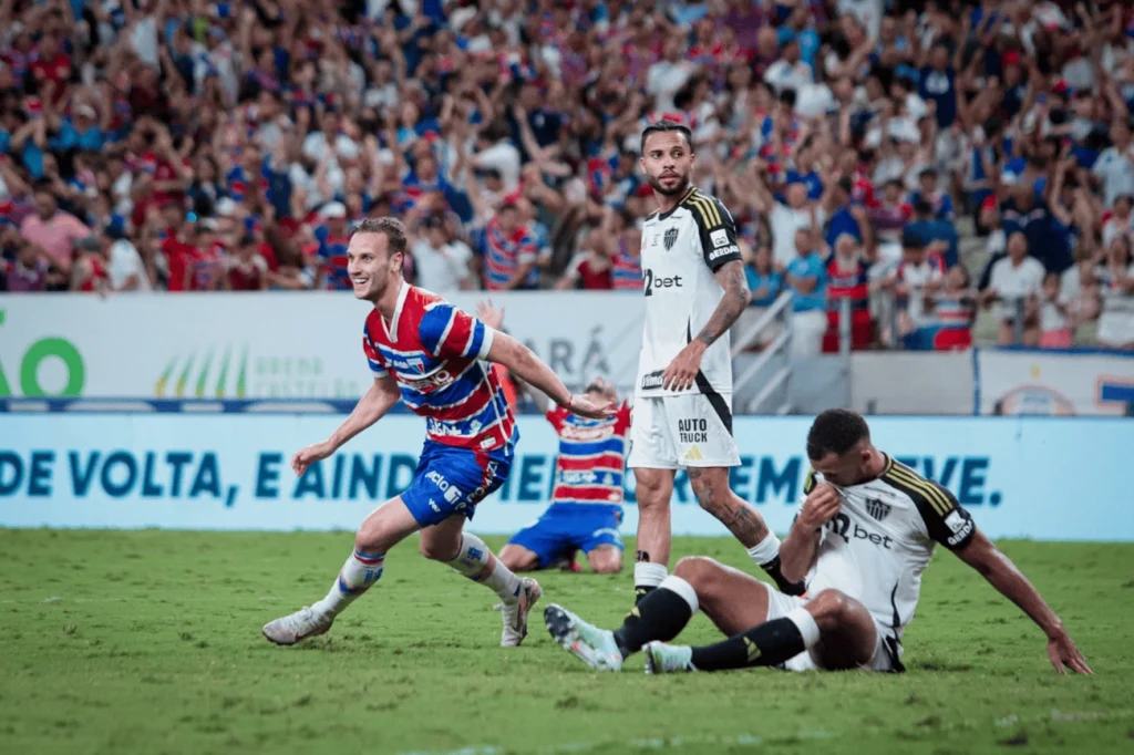 Fortaleza derrota Atlético-MG e sonha com a permanência no Brasileirão