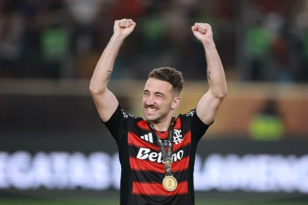Foto: Léo Ortiz encanta a torcida do Flamengo com mensagem na camisa