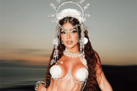 Jaquelline Grohalski usa acessório de 4 kg para evento de samba no Rio