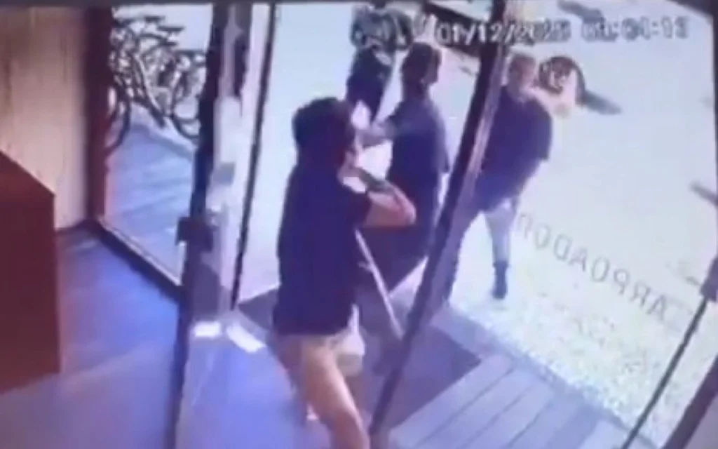 Ladrão avança e arranca cordão de ouro de turista que entrava em hotel.Vejavídeo