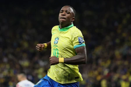 Vini Jr. aparece entre os 10 melhores atletas esperados na Copa; veja